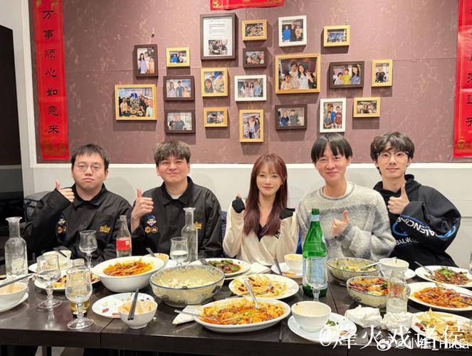 小钰在巴黎旅行中与四位冠军合影留念 小钰在巴黎旅行中与四位冠军合影留念